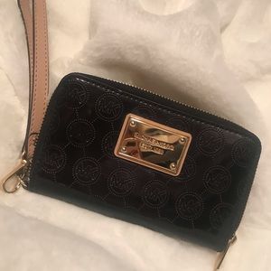 ⭐️Michael Kors black wristlet⭐️
